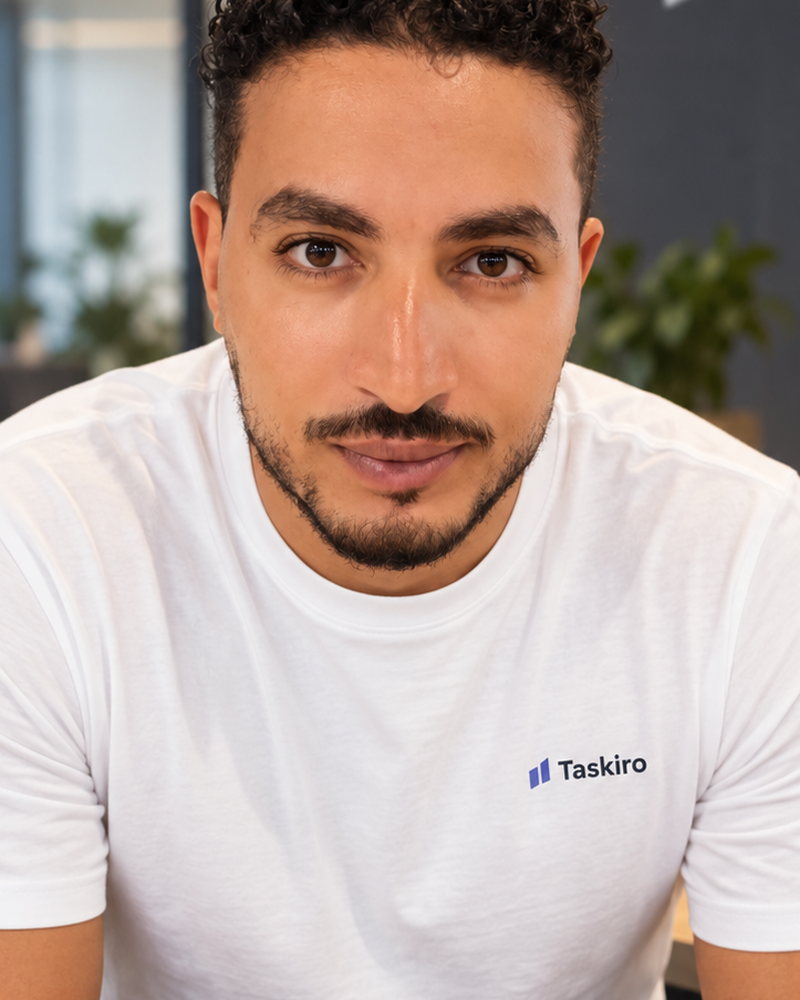 Yassine Toumi, fondatore di Taskiro, in ufficio con la maglietta Taskiro